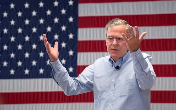 © Reuters. U.S. Republican presidential candidate Jeb Bush speaks to students at the The Founders Academy Public Charter School in Manchester