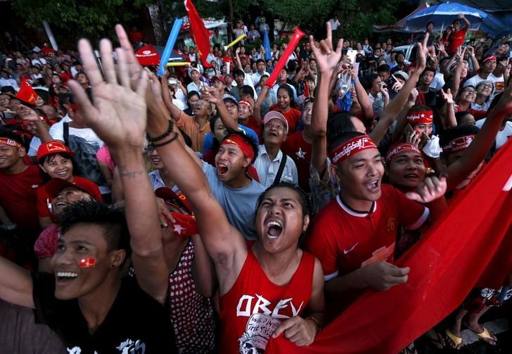 © Reuters. حزب المعارضة في ميانمار بزعامة سو كي يتجه لفوز كاسح في الانتخابات