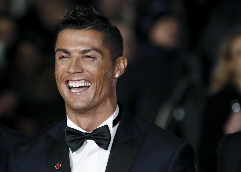 © Reuters. نجم كرة القدم رونالدو يحضر العرض الأول لفيلمه في لندن