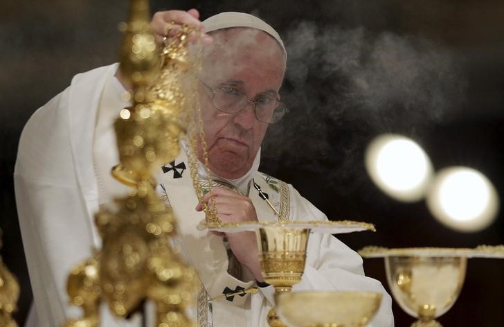© Reuters. البابا يتعثر في الكنيسة للمرة الثانية في ثلاثة أيام