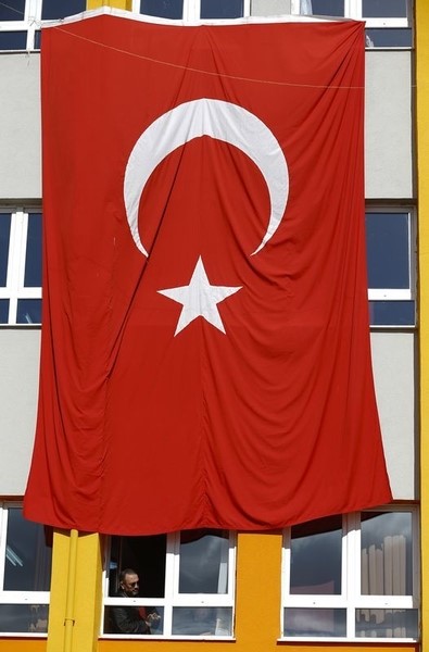© Reuters. La UE pide a Turquía que calme la violencia y busque la paz con los kurdos