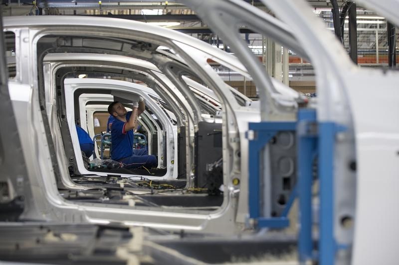 © Reuters. An employee works on the automobile assembly line of Bluecar electric city cars at Renault car maker factory in Dieppe, western France