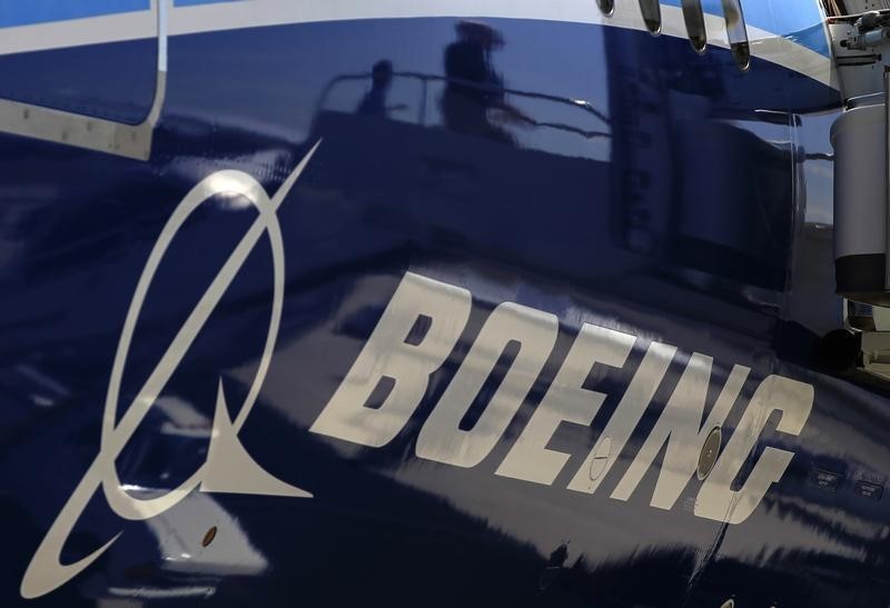 © Reuters. The Boeing logo is seen on a Boeing 787 Dreamliner airplane in Long Beach
