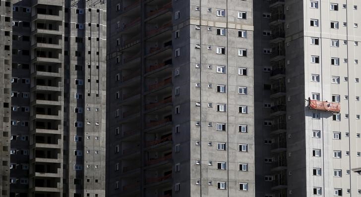 © Reuters. Funcionários trabalhando em prédio residencial em São Paulo