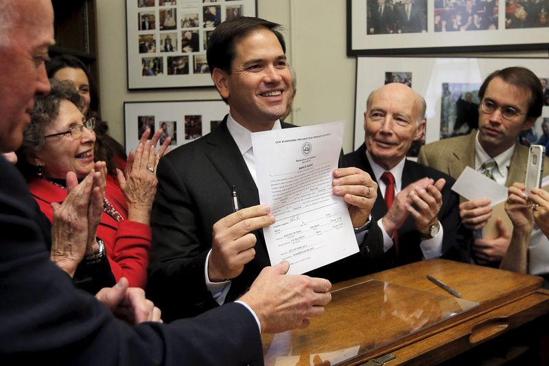 © Reuters. U.S. Republican presidential candidate and U.S. Senator Marco Rubio files his declaration of candidacy to get on the New Hampshire primary ballot with the Secretary of State William Gardner in Concord