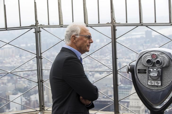 © Reuters. Beckenbauer atrae la atención tras la dimisión del jefe del fútbol alemán