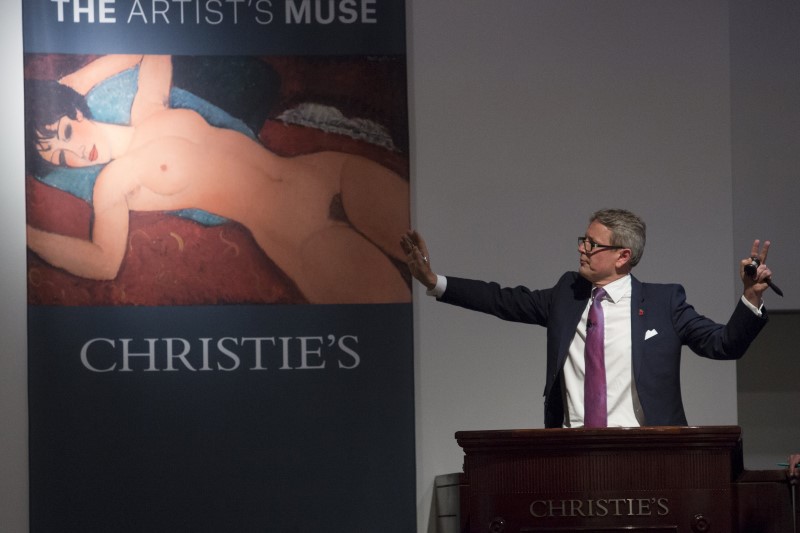 © Reuters. Jussi Pylkkanen, da Christie's, apresenta obra de Amedeo Modigliani em leilão em Nova York