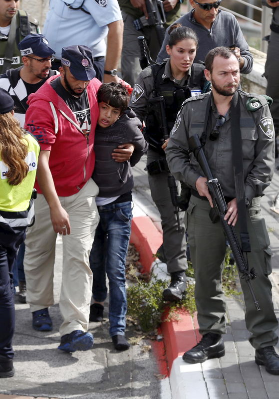 © Reuters. حارسان اسرائيليان يقتلان مهاجما فلسطينيا يحمل سكينا وصبيان يطعنان حارسا في ترام
