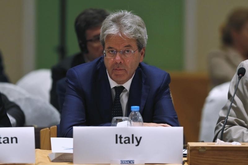 © Reuters. Italian Foreign Minister Paolo Gentiloni attends the opening of the 2015 OSCE Mediterranean Conference at the Dead Sea beach, Jordan