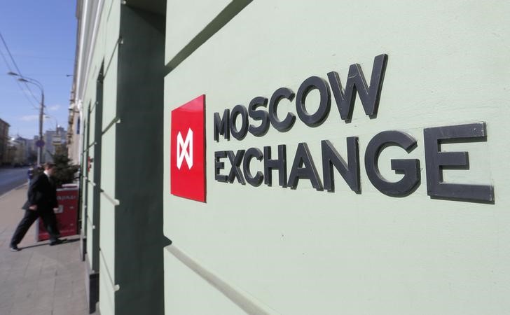 © Reuters. A man walks into the office of the Moscow Exchange in the capital Moscow