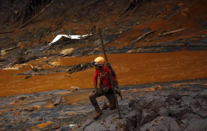 © Reuters. Bombeiro da equipe de restage faz busca em Bento Rodrigues, Mariana