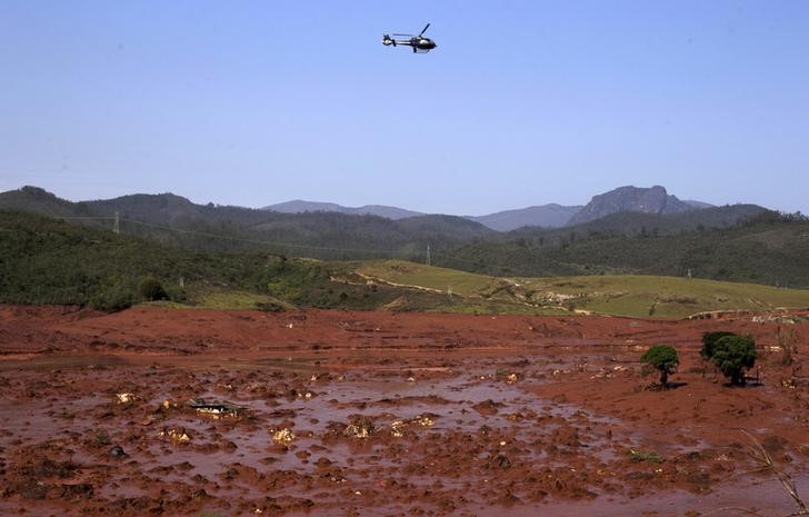 © Reuters. Helicóptero sobrevoa Bento Rodrigues, distrito de Mariana (MG) que foi coberto pela lama de barragens da Samarco após rompimento