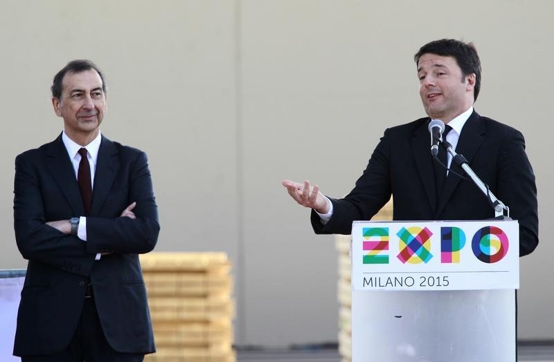 © Reuters. Italian Prime Minister Renzi gestures as he speaks next to Commissioner of Expo 2015 Sala during a news conference at the Expo 2015 work site near Milan