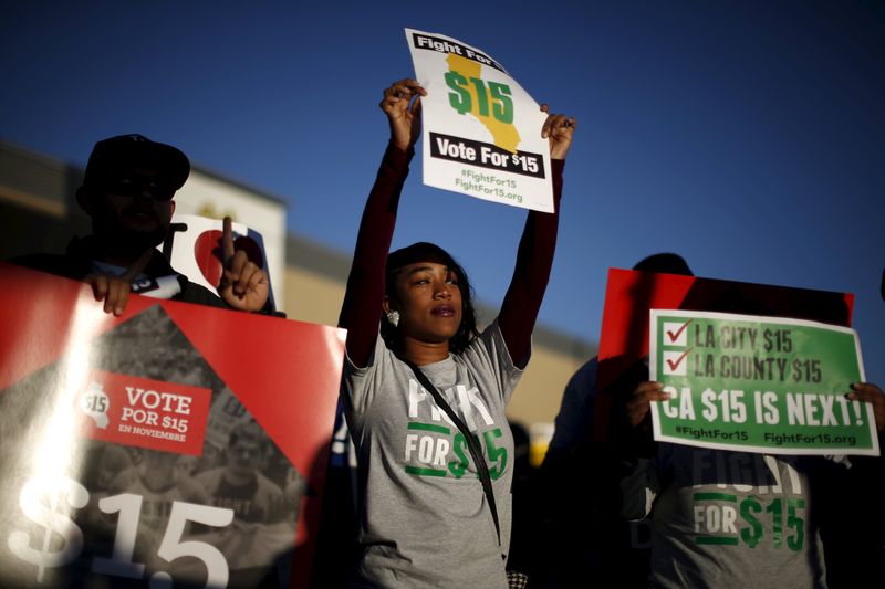 © Reuters. Fast-food workers and their supporters join a nationwide protest for higher wages and union rights outside McDonald's in Los Angeles