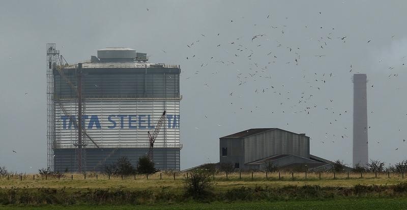 © Reuters. Birds fly above part of the TATA steel plant in Scunthorpe