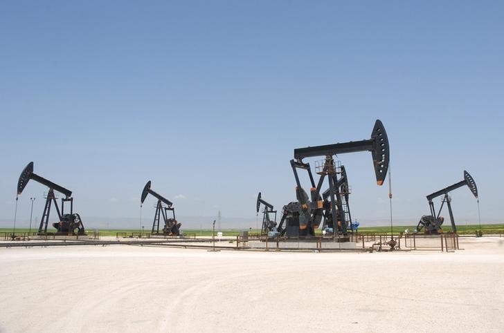 © Reuters. Aviones franceses bombardean infraestructuras petroleras de Estado Islámico