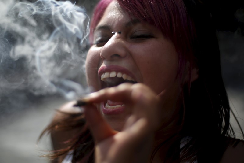 © Reuters. Dos tercios de los mexicanos en contra de la legalización de marihuana