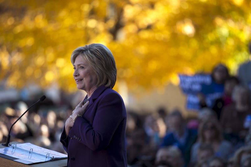 © Reuters. U.S. Democratic presidential candidate Hillary Clinton speaks at a rally in front of the state house after filing her declaration of candidacy to appear on the New Hampshire primary election ballot in Concord