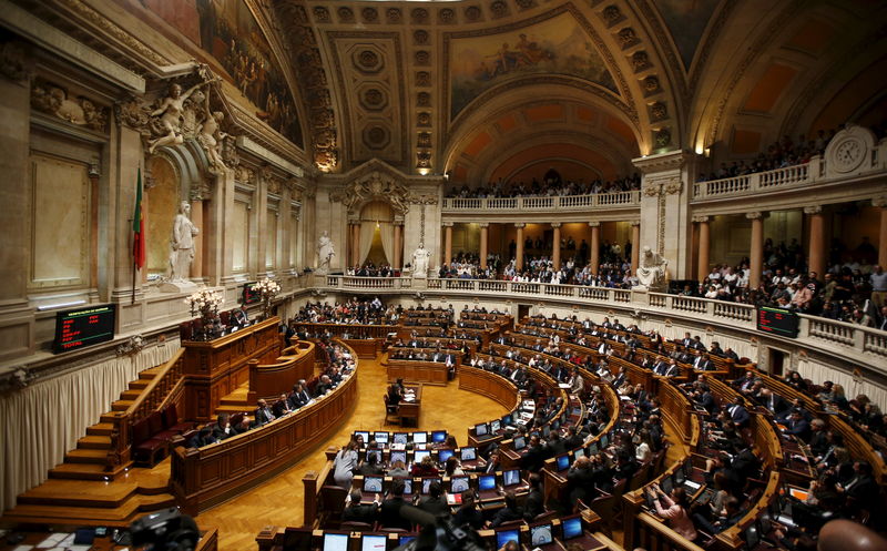 © Reuters. نواب اليسار يسقطون حكومة يمين الوسط في البرتغال