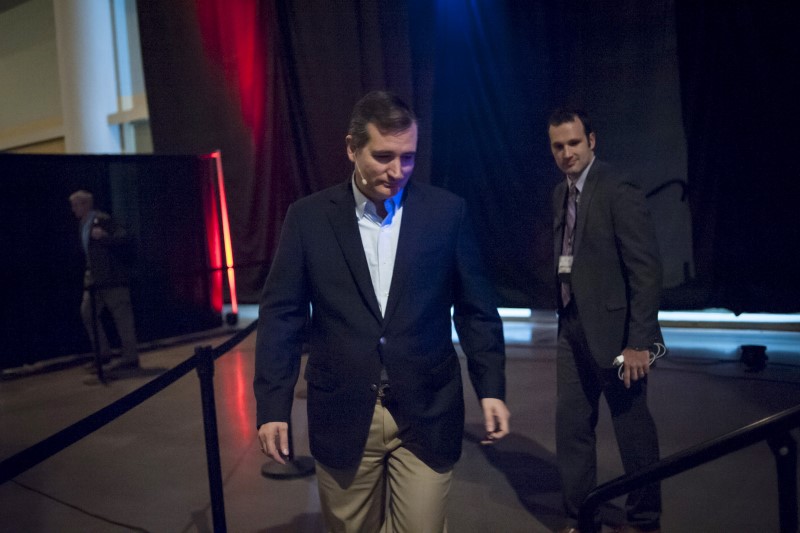 © Reuters. U.S. Republican presidential candidate Texas Sen. Ted Cruz takes the stage at the Freedom 2015 National Religious Liberties Conference in Des Moines