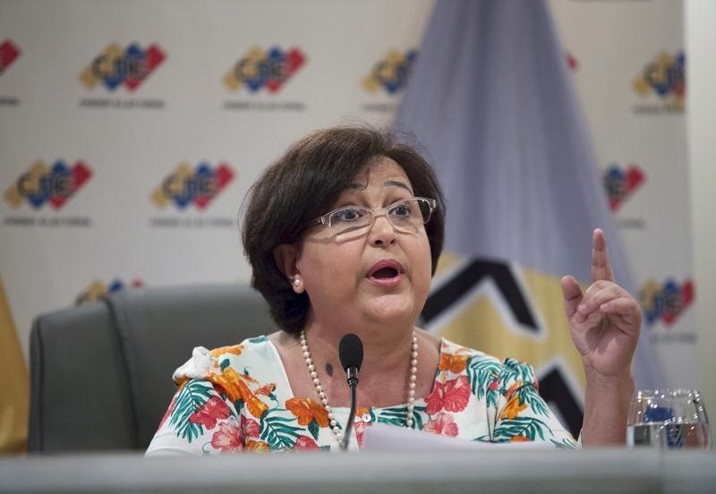 © Reuters. National Electoral Council President Lucena speaks during a news conference in Caracas