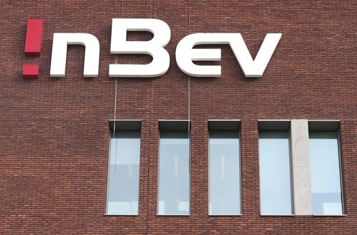 © Reuters. View of the Anheuser-Busch InBev logo outside the brewer's headquarters in Leuven