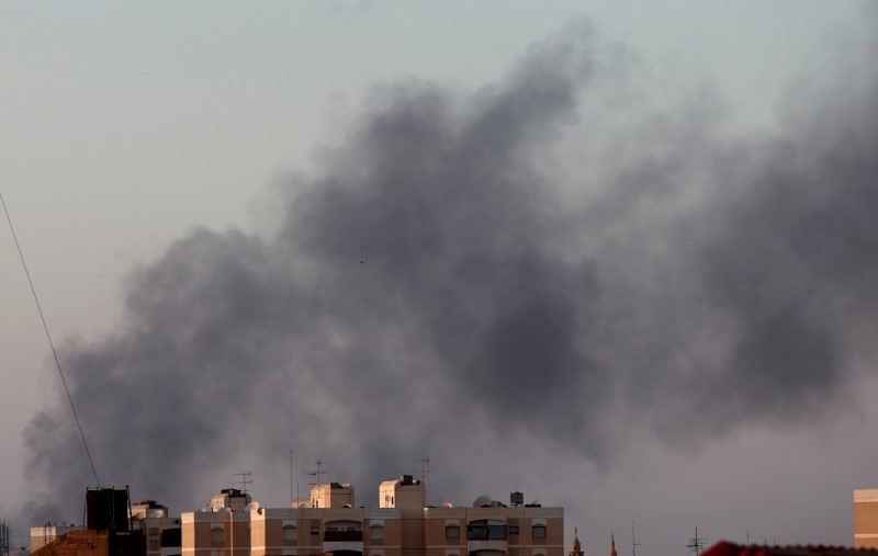 © Reuters. مسؤول: مقتل 16 في قتال ببنغازي في ليبيا
