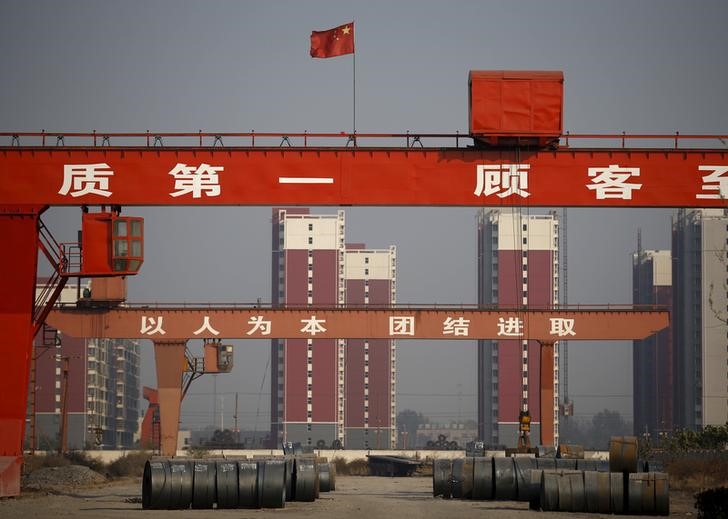 © Reuters. Bandeira nacional chinesa vista em fábrica em Hebei, China