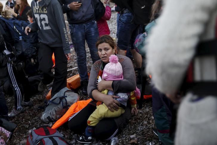 © Reuters. Imigrantes e refugiados após desembarque na ilha grega de Lesbos