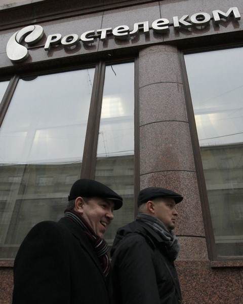 © Reuters. Люди проходят мимо офиса Ростелекома в Москве