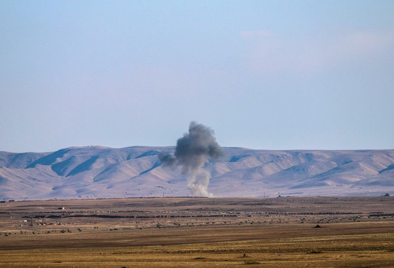 © Reuters. Smoke rises after what activists said was an airstrike conducted by the United States and its allies targeting positions controlled by Islamic State fighters in south-eastern city of Hasaka