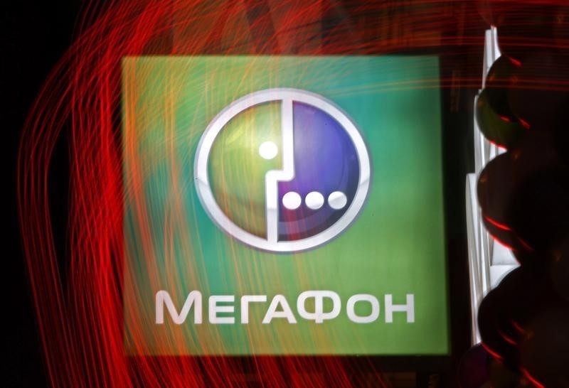 © Reuters. Логотип Мегафона у салона связи в Санкт-Петербурге