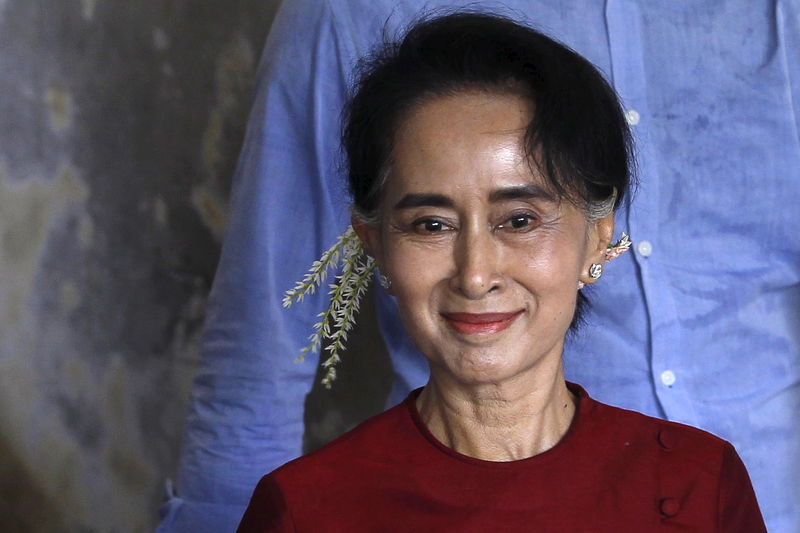 © Reuters. Líder pró-democracia em Mianmar Aung San Suu Kyi durante evento na cidade de Kawhmu