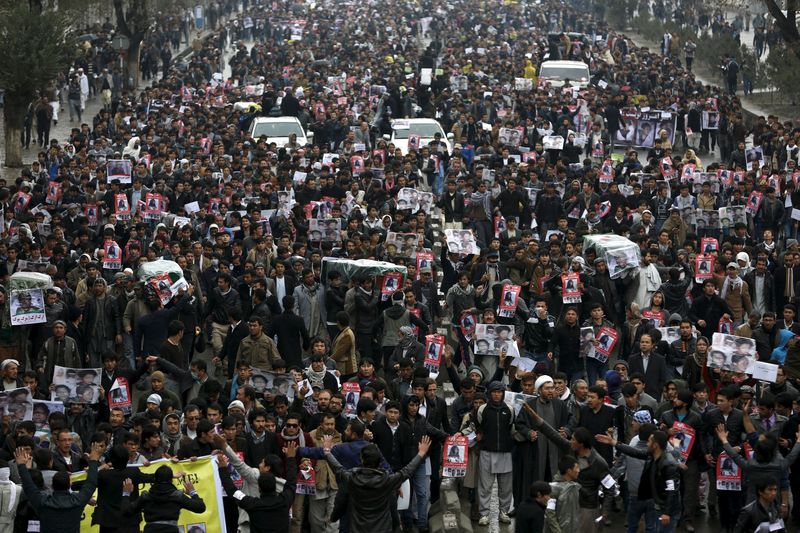 © Reuters. Manifestantes durante protestos contra a morte de sete membros da minoria étnica hazara por militantes islâmicos, no Afeganistão