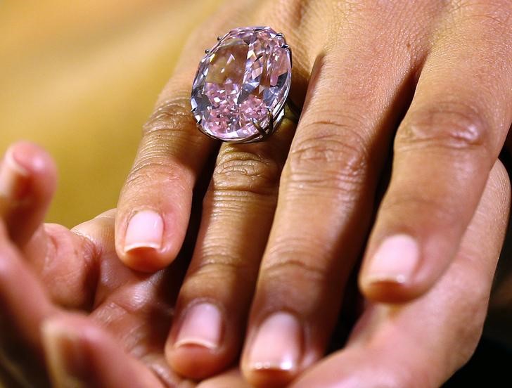 © Reuters. Un singular diamante rosa es subastado por 27 millones de euros 