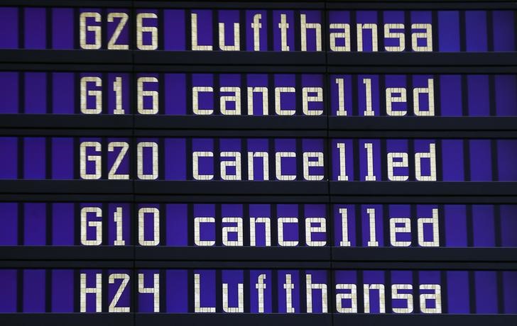 © Reuters. Painel indicando voos cancelados da Lufthansa no aeroporto internacional de Munique, Alemanha