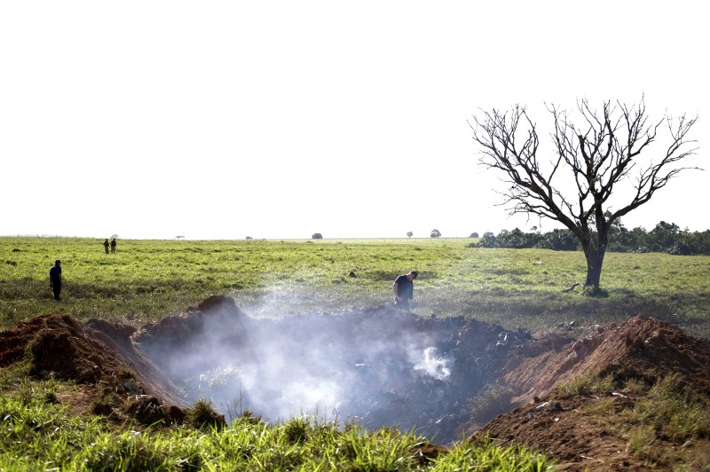 © Reuters. Local da queda de avião que resultou na morte de executivos do Bradesco em fazenda na fronteira de Goiás e Minas Gerais