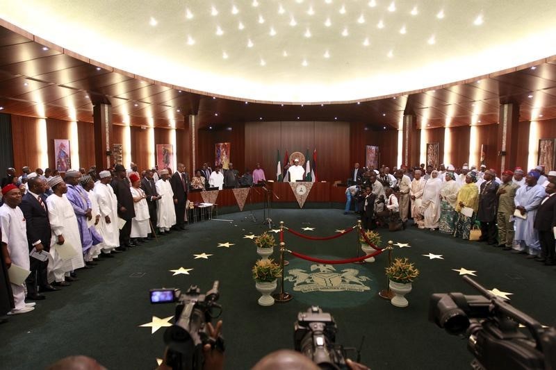 © Reuters. 36 وزيرا يؤدون اليمين أمام الرئيس النيجيري بخاري بعد انتظار خمسة أشهر
