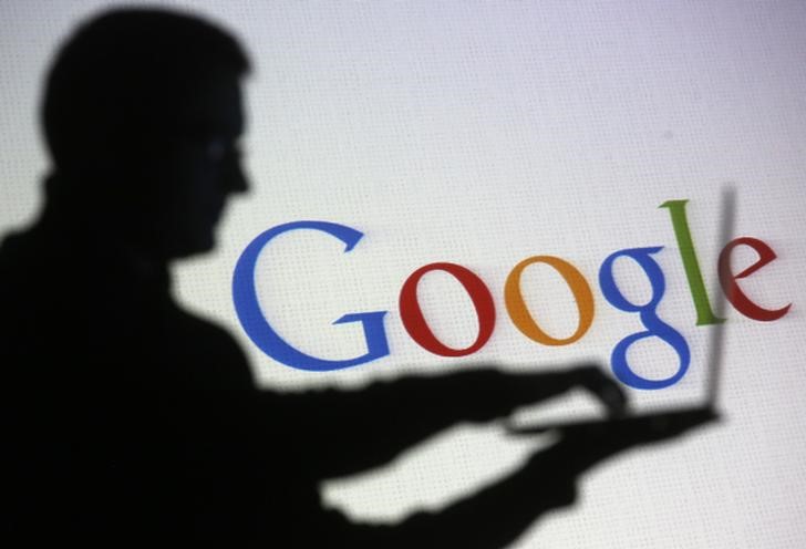 © Reuters. Homem usando computador em frente logo do Google, em fotografia ilustrativa tirada em Zenica