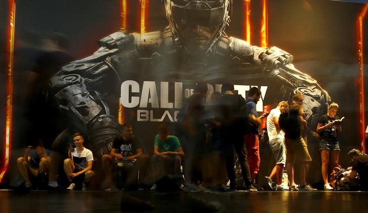 © Reuters. Visitors queue to play the video game "Call Of Duty: Black Ops III" during the Gamescom fair in Cologne