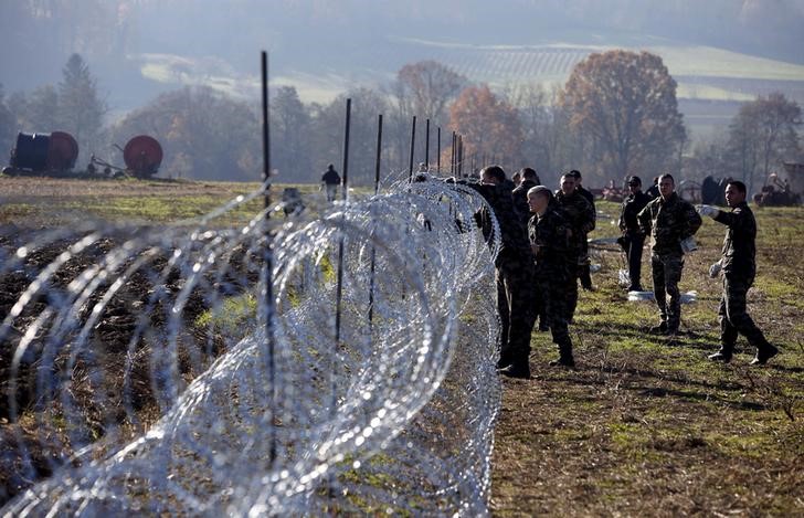 © Reuters. Eslovenia dice que no planea limitar la entrada de inmigrantes pese a la valla