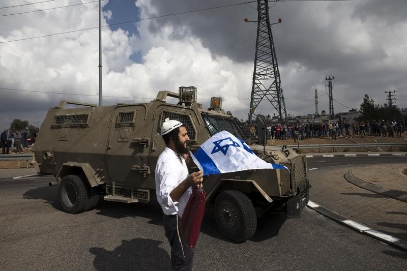 © Reuters. مواجهات بين الفلسطينيين والقوات الإسرائيلية في ذكرى رحيل عرفات