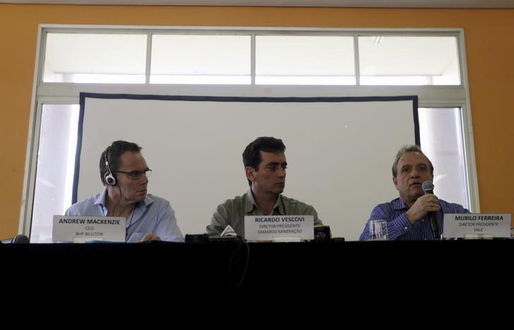 © Reuters. CEOs da BHP, Samarco e Vale em entrevista coletiva em Mariana