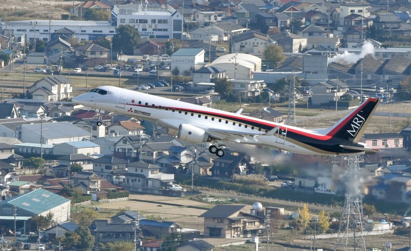 © Reuters. An aerial view shows Mitsubishi Aircraft Corp's Mitsubishi Regional Jet (MRJ) taking off for a test flight at Nagoya Airfield in Toyoyama town