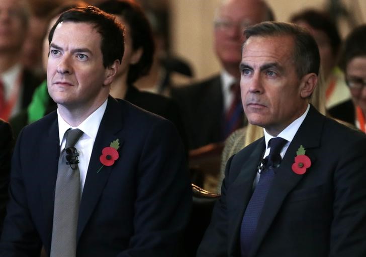 © Reuters. Britain's Chancellor George Osborne sits with Bank of England governor Mark Carney at the Bank of England's Open Forum 2015 conference on financial regulation, in London