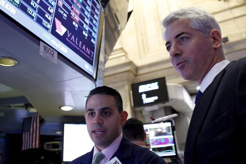 © Reuters. Activist investor Bill Ackman, chief executive of Pershing Square Capital, speaks with a specialist trader on the floor of the New York Stock Exchange 