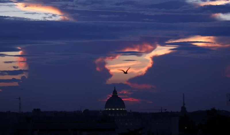 © Reuters. Saint Peter's square is silhouetted during a sunset in Rome