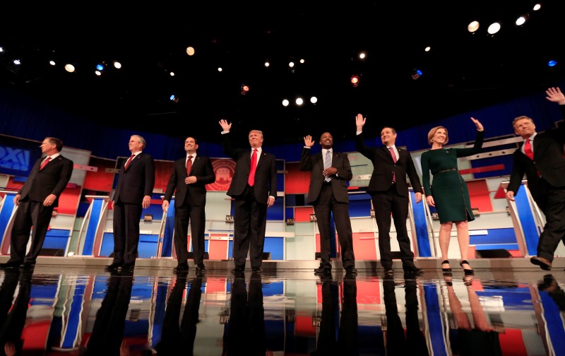 © Reuters. Republican U.S. presidential candidates pose during a photo opportunity before the debate held by Fox Business Network for the top 2016 U.S. Republican presidential candidates in Milwaukee