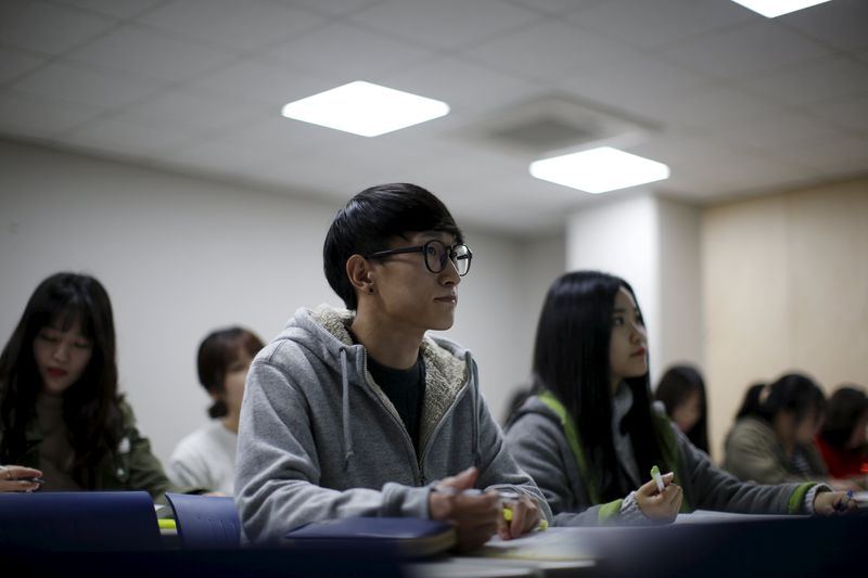 © Reuters. Jang Dong-hae, 25, attends a lecture at Bucheon University in Bucheon, South Korea