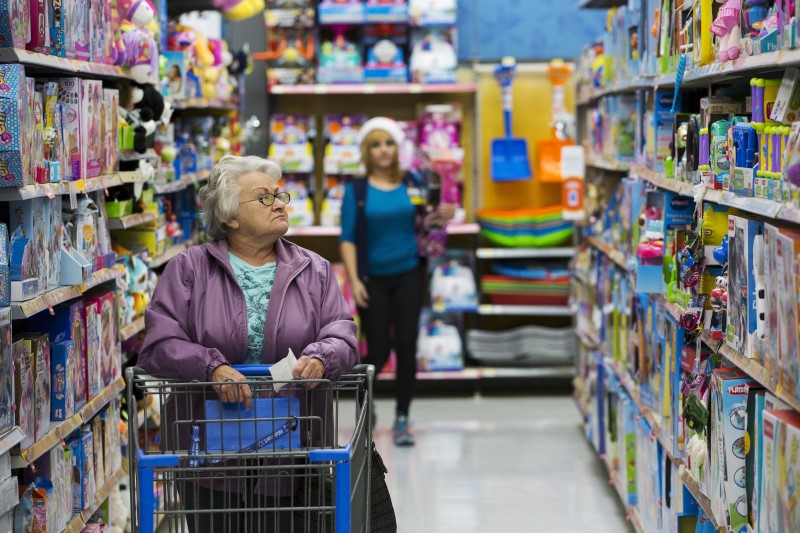 © Reuters. Shoppers look at merchandise at a Walmart store in Secaucus, New Jersey